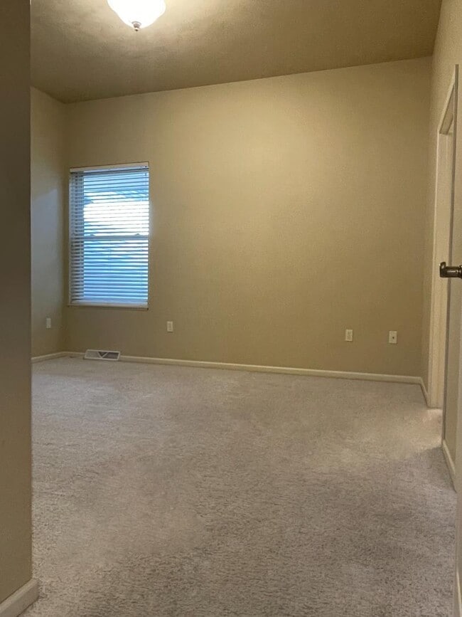 Building Photo - 323 W Main St