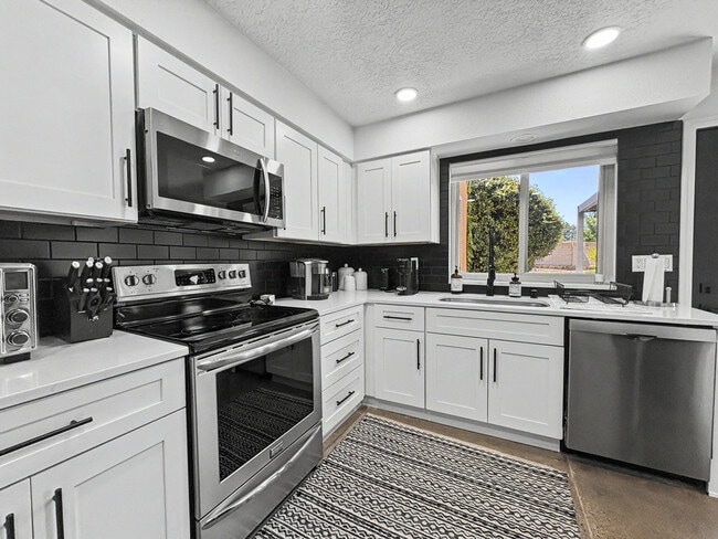 Building Photo - 9608 Merion Cir NE