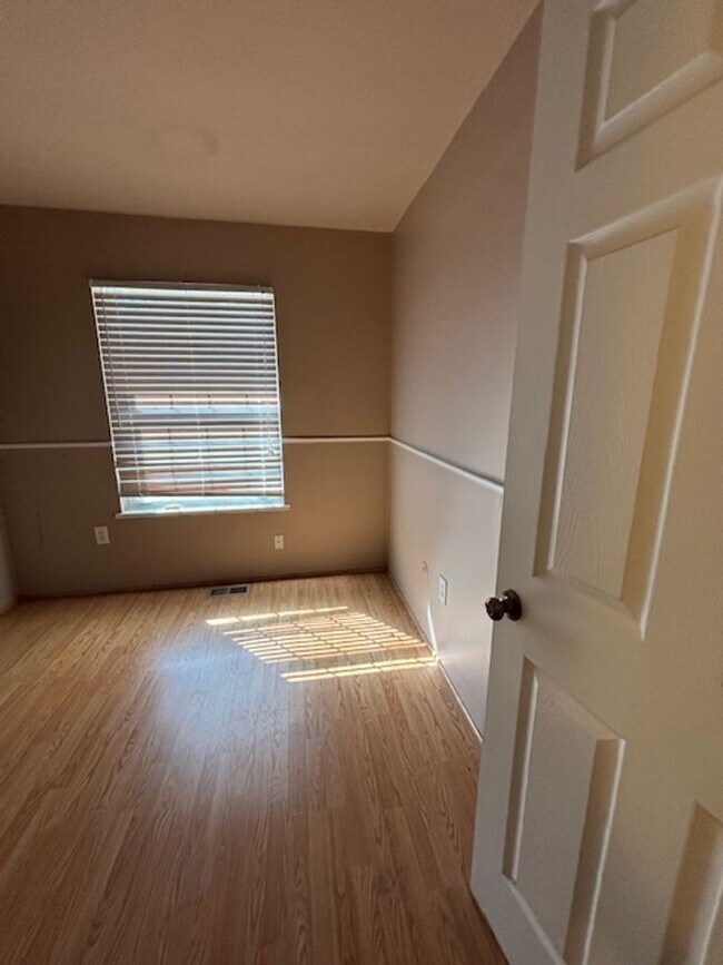 Building Photo - STUNNING 3 BEDROOM HOME IN NOVI !!