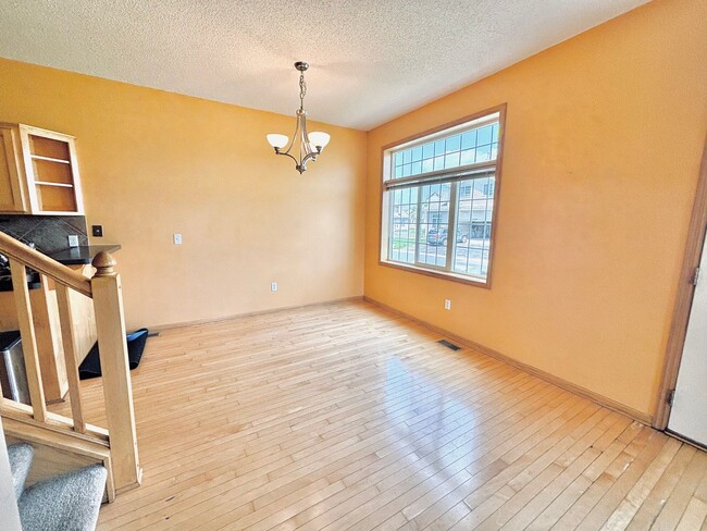 Building Photo - Spacious 3bed Townhome in Coon Rapids.  FI...