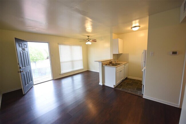 Building Photo - 5124 Live Oak St