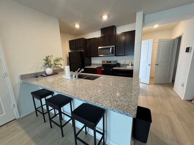 Building Photo - Brand New Townhouse