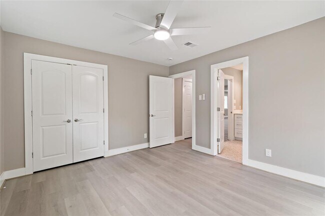 Building Photo - 214 Whispering Oaks Dr