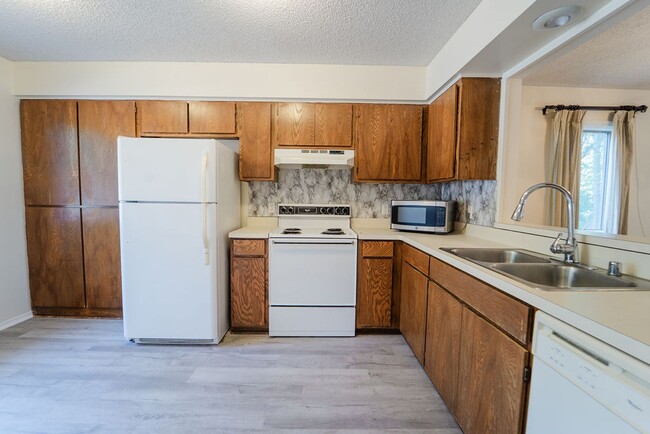 Building Photo - This darling 2 bedroom, 1.5 bath townhome is perfect for low maintenance, one level living! With ...