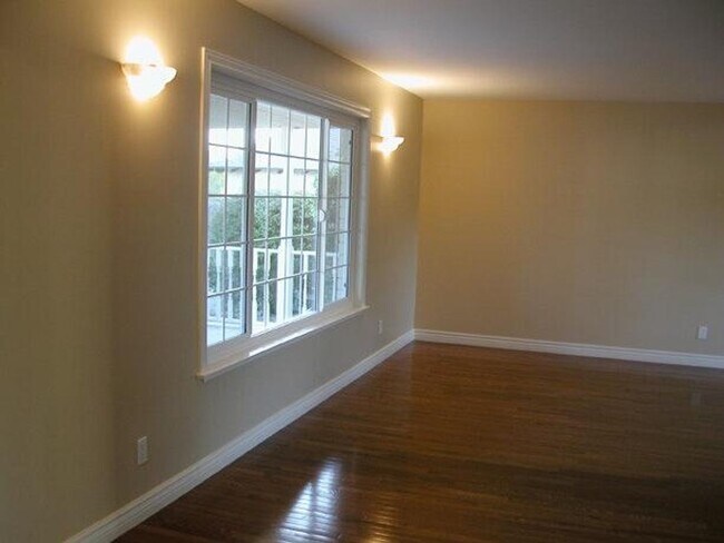 Building Photo - 485 Meadowbrook Dr
