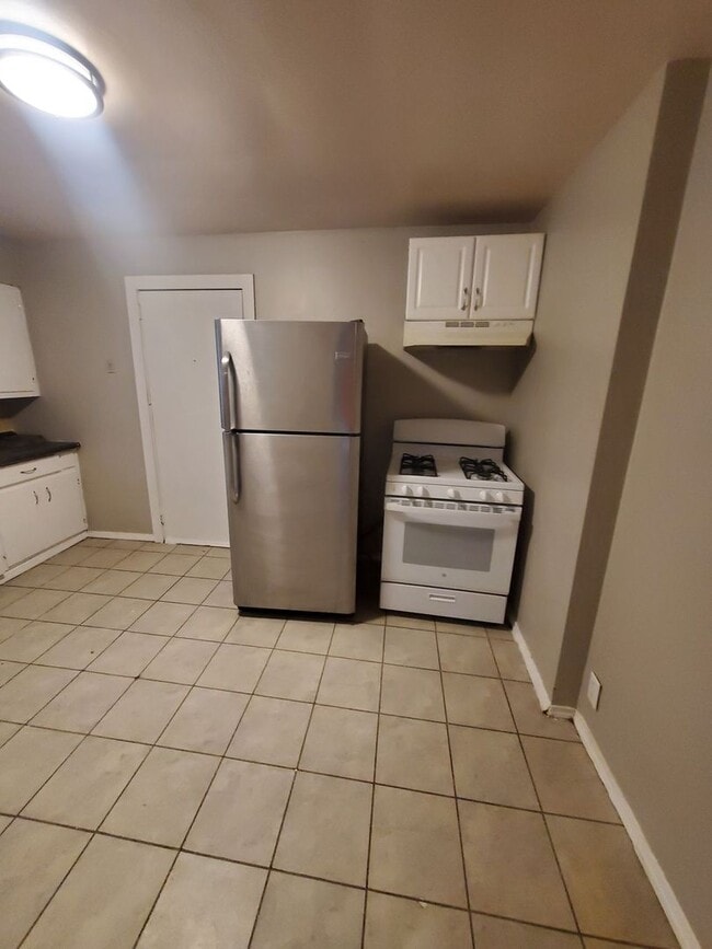 Building Photo - 4 Bedroom single family