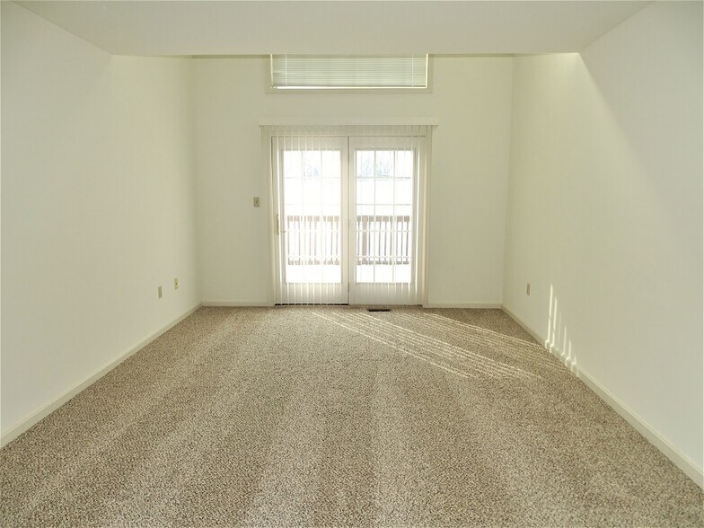 Building Photo - 6441 Lincoln Ct