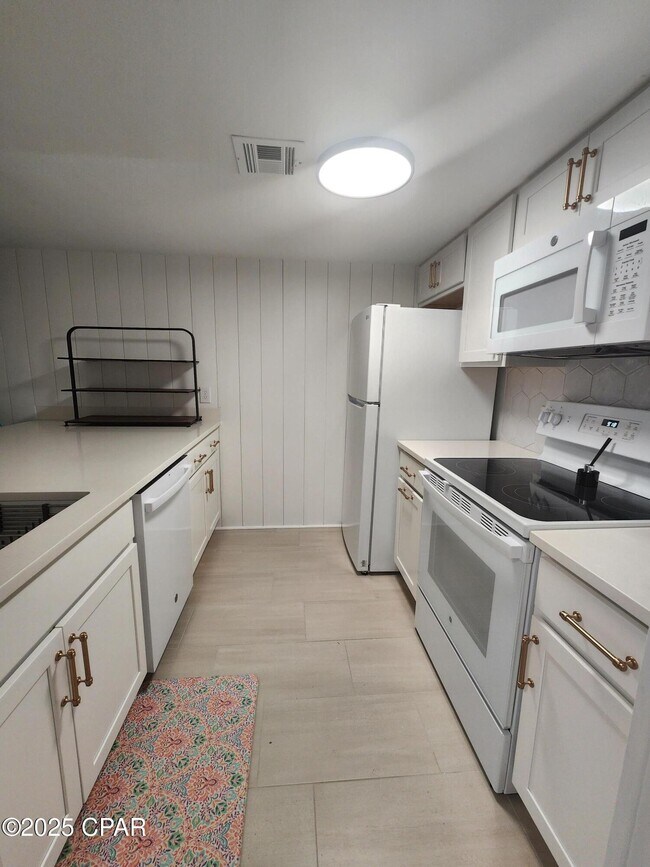 Building Photo - 6901 N Lagoon Dr