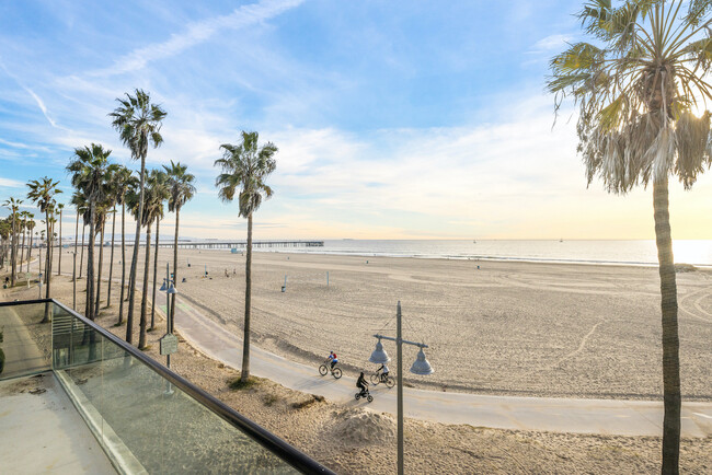 Building Photo - 2319 Ocean Front Walk