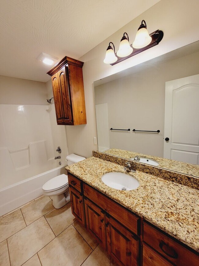 Building Photo - Prairie View Estates,  4 BR - 3 Car Garage...