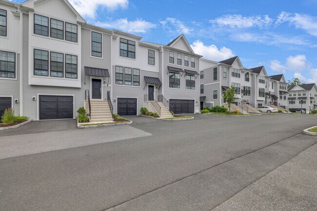 Building Photo - 8 Brentwood Cir