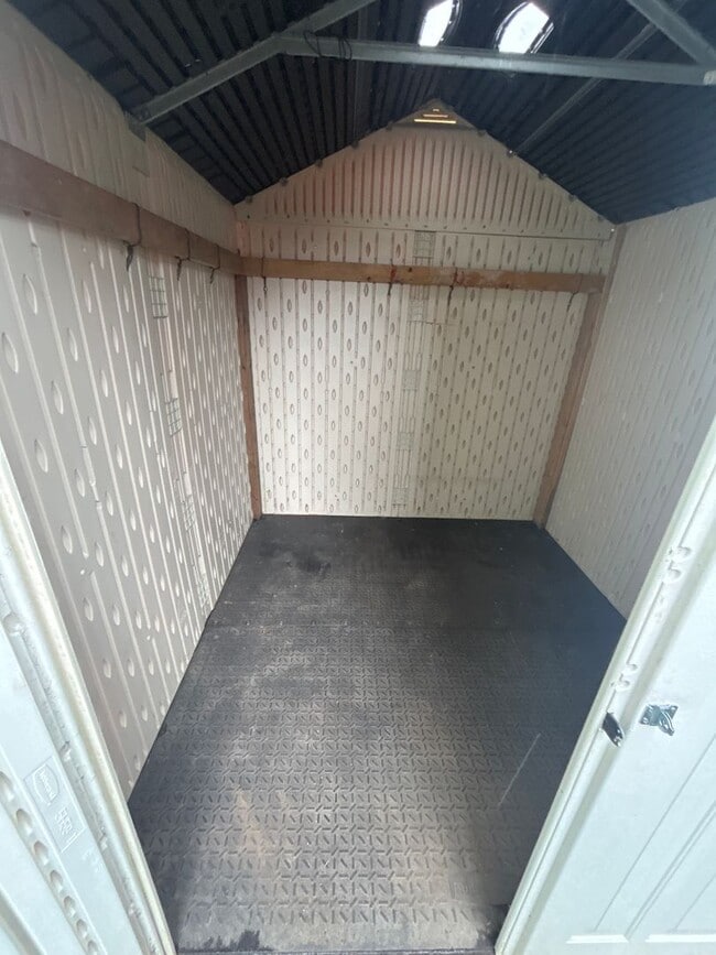 Building Photo - Cozy 3 Bedroom Duplex with Private Backyard