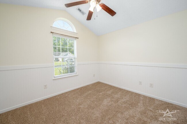 Building Photo - Split Floor Plan, Open and Bright
