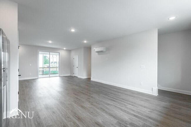 Building Photo - 5675 Sofias Cir