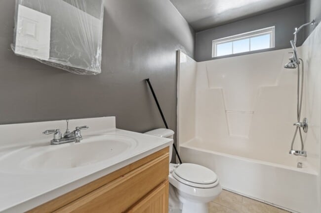 Building Photo - 4 Bed 2.5 Bath Home In Portsmouth