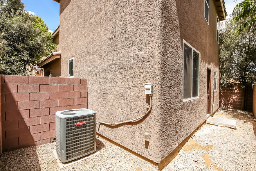 Building Photo - 10549 Seasonable Dr