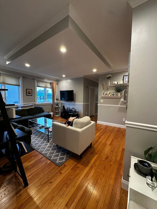 Building Photo - Spacious 3 Bed | 2 Bath in Prime Somerville Location with 2 parking!