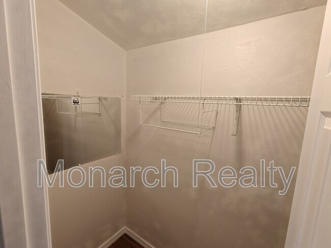 Building Photo - 620 SW 10th Ln