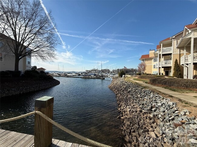 Building Photo - 18009 Kings Point Dr