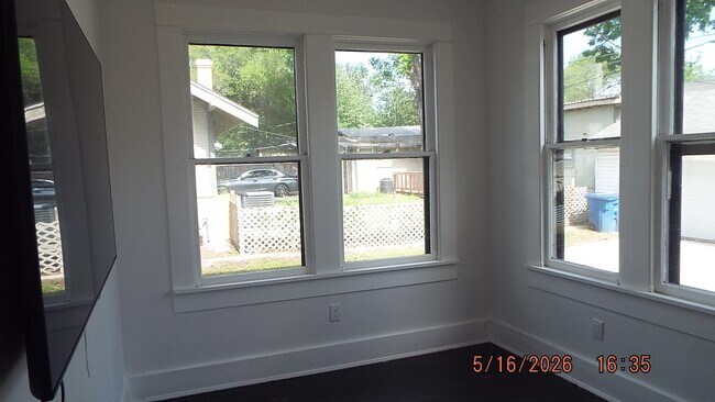 Building Photo - 940 W Mulberry Ave
