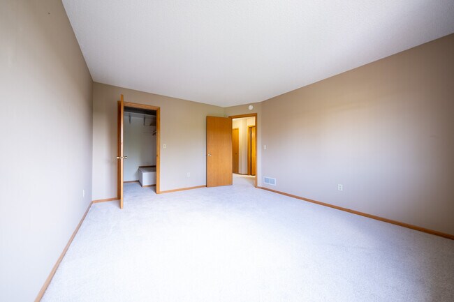Building Photo - 5445 Orleans Ln N