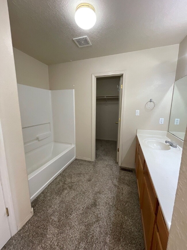 Building Photo - Two story 3 bedroom!
