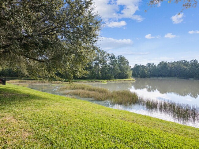 Building Photo - "Charming 3-Bed, 3-Bath Haven with 1810 Sq...