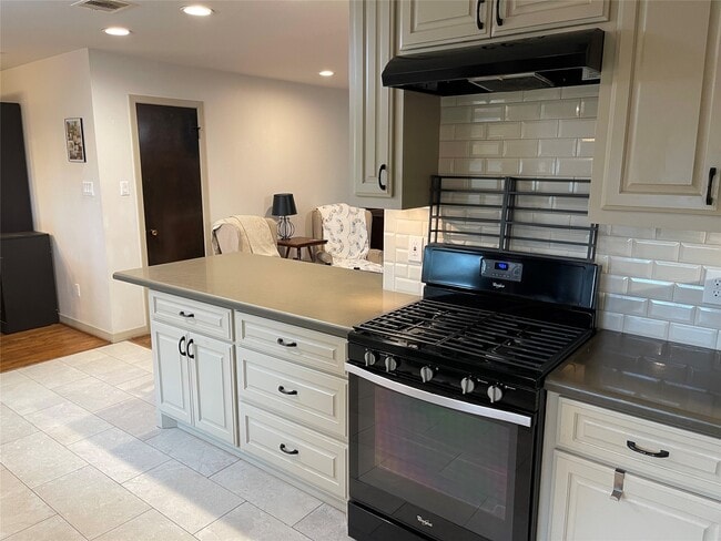 Building Photo - 11303 Greenwillow Dr