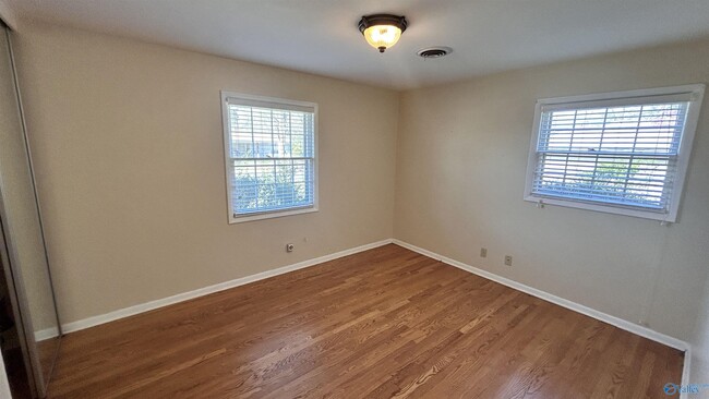 Building Photo - 2106 Giles Dr NE