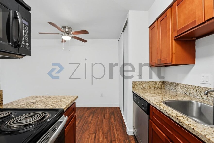 Building Photo - Unit B213