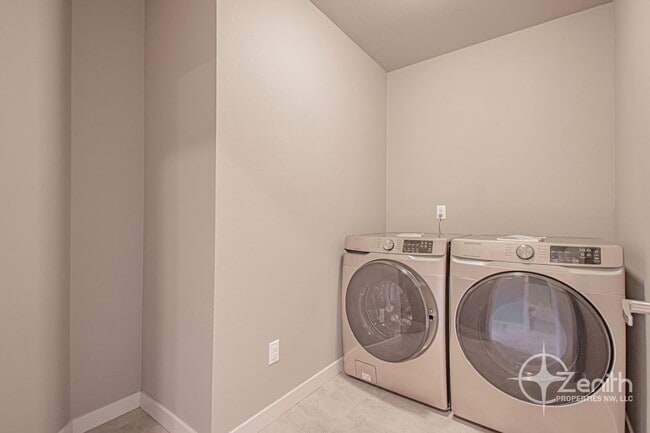 Building Photo - 12323 NE 116th Way