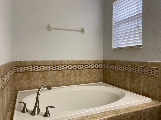 Building Photo - Spacious Waterfront 4BD/2.5BA Single Family Home in Orlando FL!