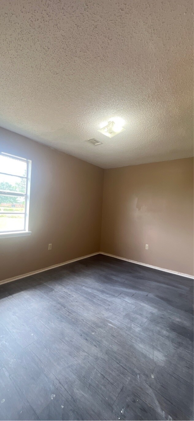 Building Photo - 310 Carriage Ln
