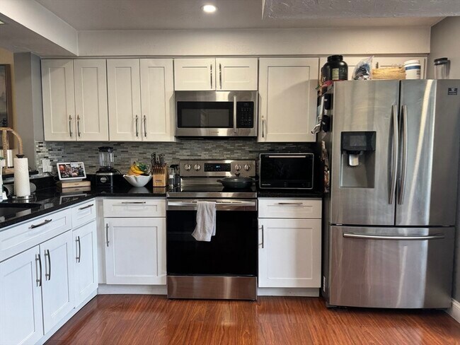 Building Photo - 909 Pleasant St