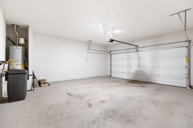 Building Photo - A rare true dual-suite floorplan in Alamo Ranch — two private en-suite bedrooms, single-story liv...