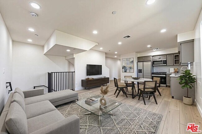 Building Photo - 5434 Romaine St