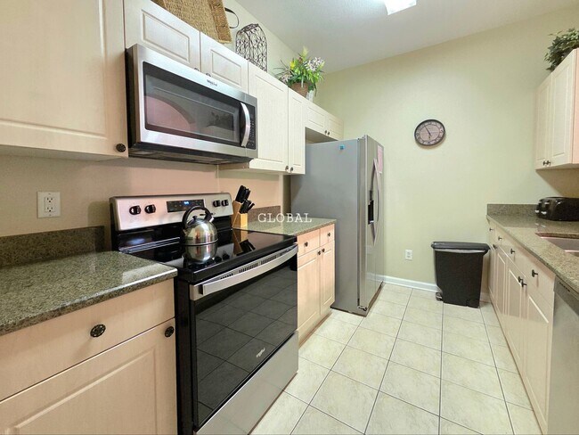 Building Photo - Spacious 3-bed, 2-bath Condo with Amenitie...