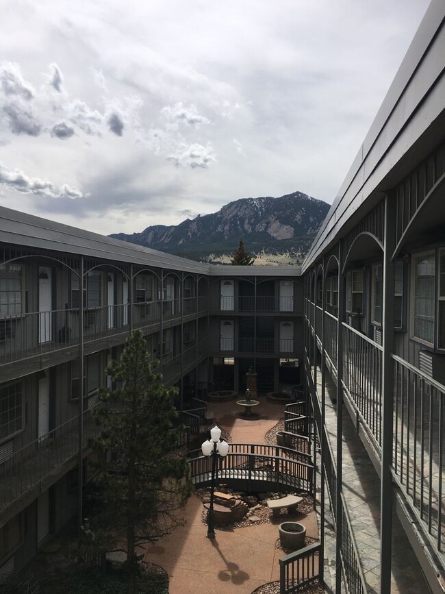 Building Photo - REDUCED! TOP FLOOR 2 BD/1 BA w/ washer/dry...