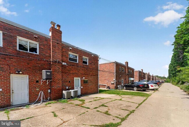 Building Photo - 2261 Strahle St
