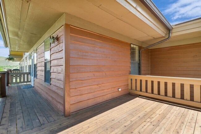 Building Photo - 8381 Meadowview Ct