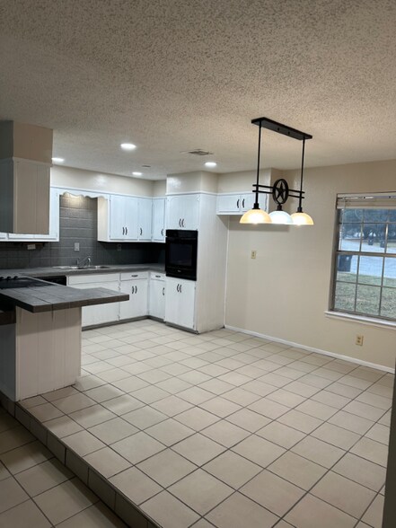 Building Photo - 409 Skyline Cir