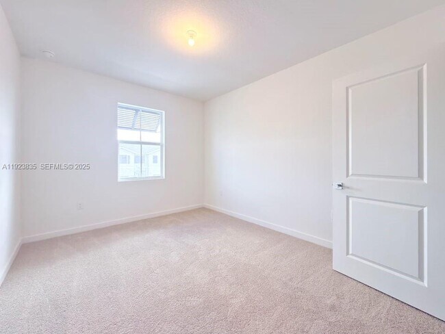 Building Photo - 196 NE 13th Ave