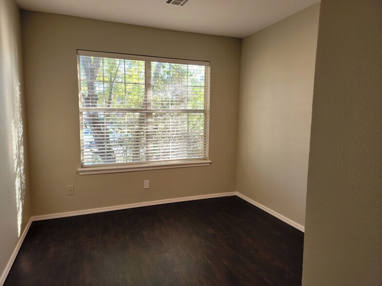 Building Photo - 200 E Laredo Pl