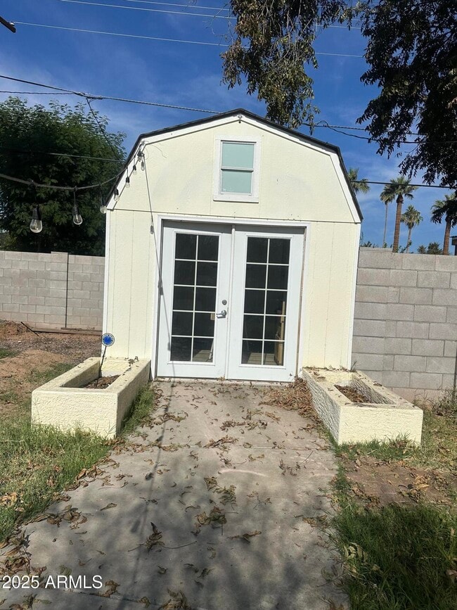 Building Photo - 3112 E Cypress St