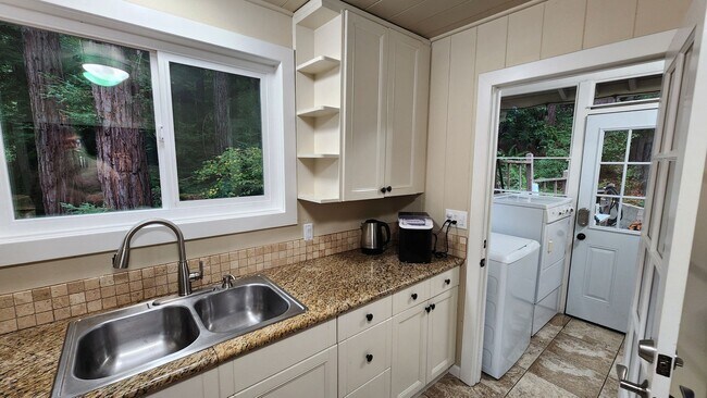 Building Photo - Beautiful Boulder Creek Redwood Cabin!