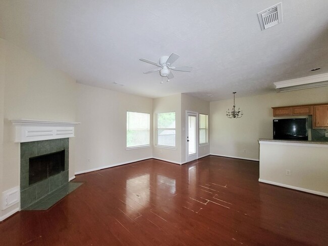 Building Photo - NICE 3 BEDROOM 2.5 BATH HOME. GREAT LOCATI...