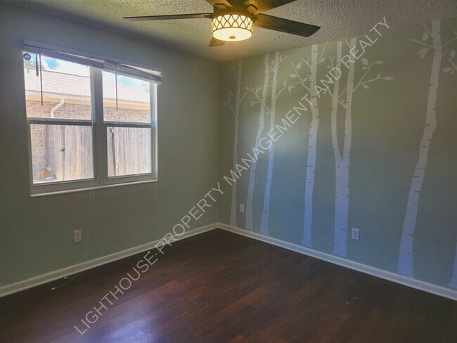 Building Photo - **Discover Your Dream Home: Spacious 4-Bed...