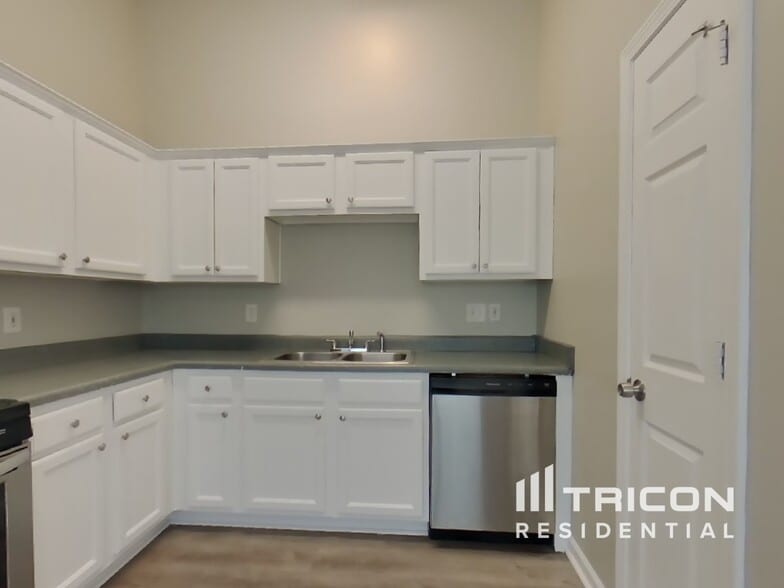 Building Photo - 5562 Katherine Village Dr