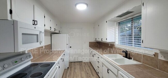 Building Photo - 920 S 68th St