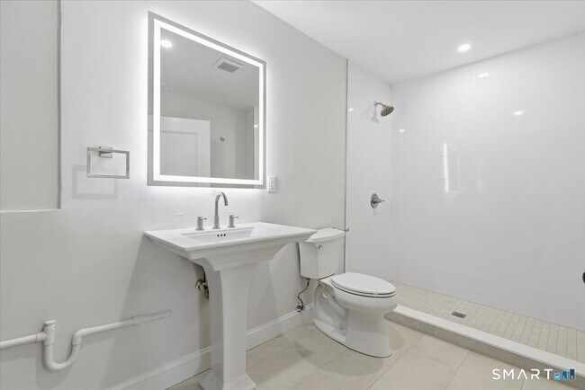 Building Photo - 2750 Whitney Ave